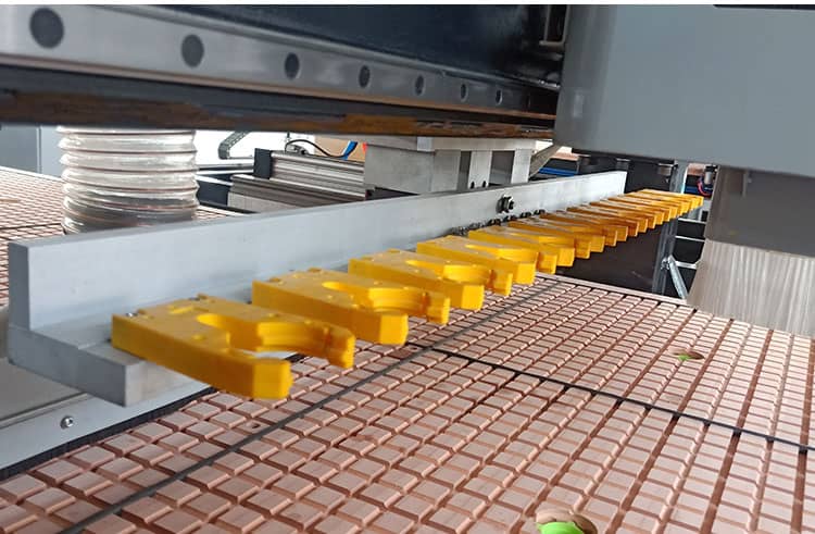 Attrezzatura per la produzione di mobili