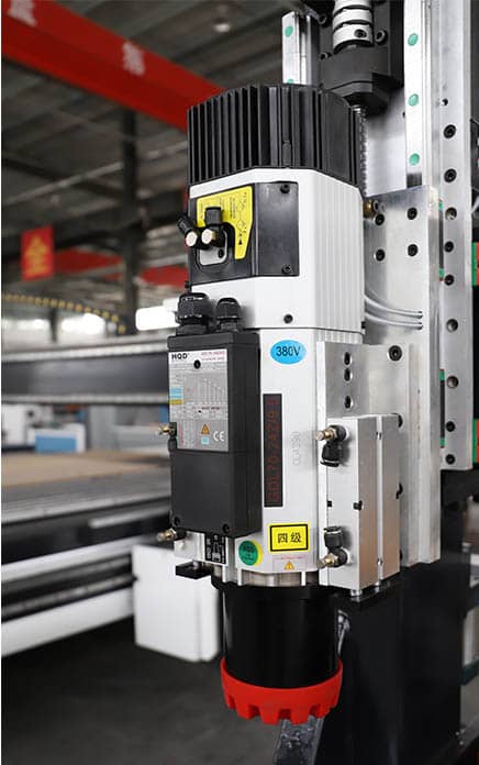 Macchina per la produzione di mobili in legno