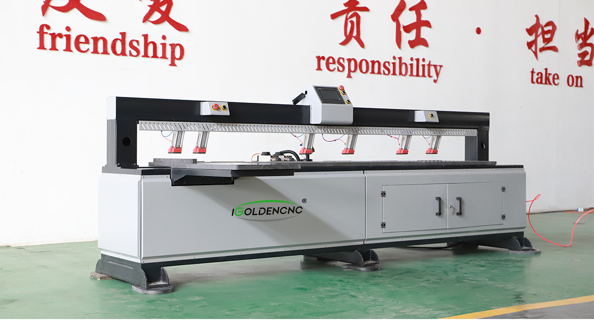 Macchina per punzonatura laterale di mobili