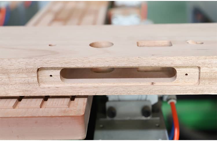 Macchinatura a fessura in legno massiccio CNC25