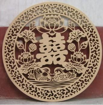 Alcune macchine CNC in legno sono specializzate per cabinetry e hanno molte percelle che possono essere programmate per scendere separatamente o insieme. Le esercitazioni sono generalmente distanziate 32 mm a disposizione sui centri - un sistema di spaziatura chiamato sistema 32 mm. Questo &egrave; per la corretta spaziatura di scaffalature per gli armadietti. La perforazione pu&ograve; essere verticale o orizzontale (nell'asse y o x da entrambi i lati / fine del pezzo) che consente di eseguire un pannello da perforare su tutti e quattro i bordi e la superficie superiore. Molte di queste macchine con grandi array di perforazione sono derivate da Borers point-to-point CNC.