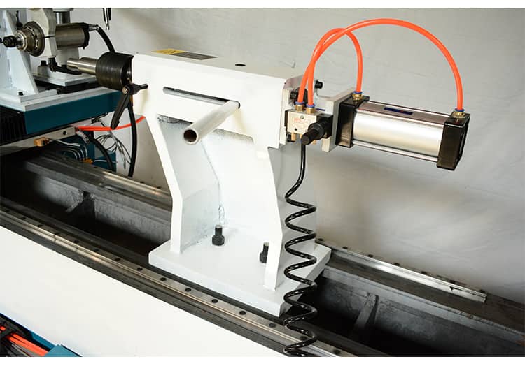 macchina per tornio che gira in legno