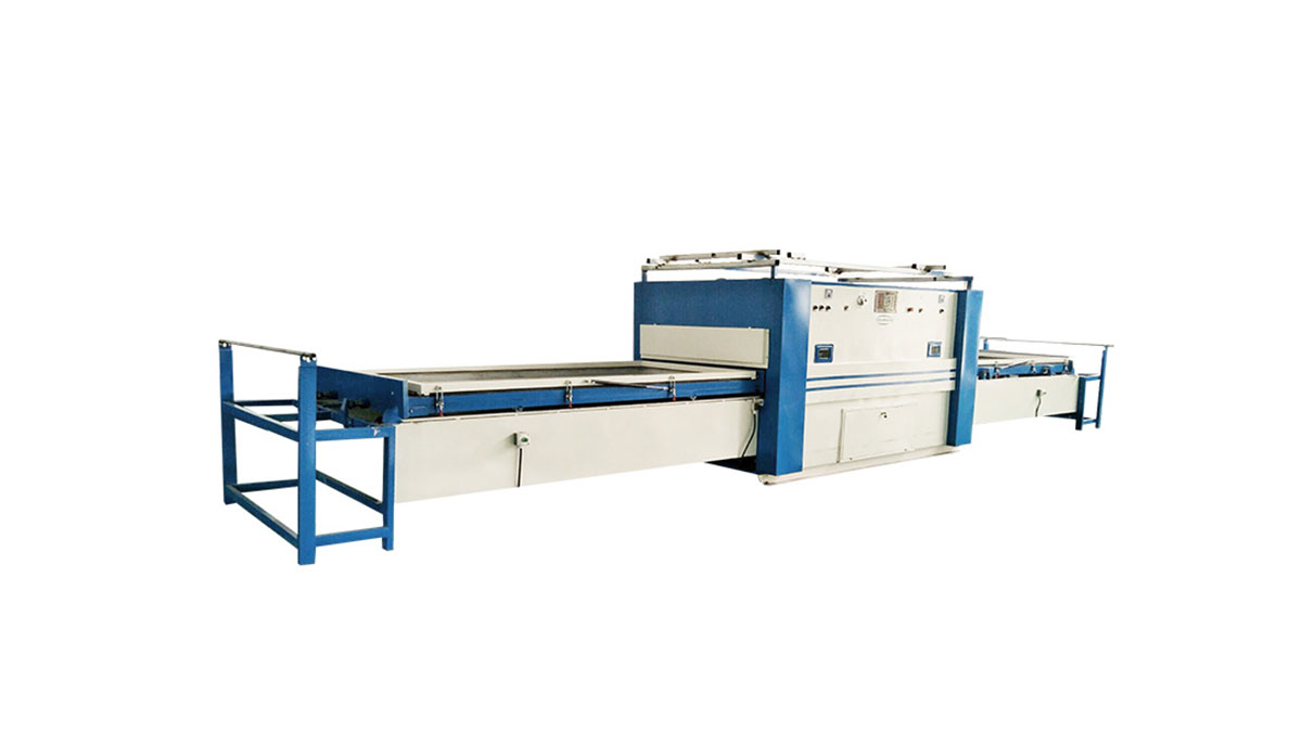 Macchina per la produzione di porte in legno