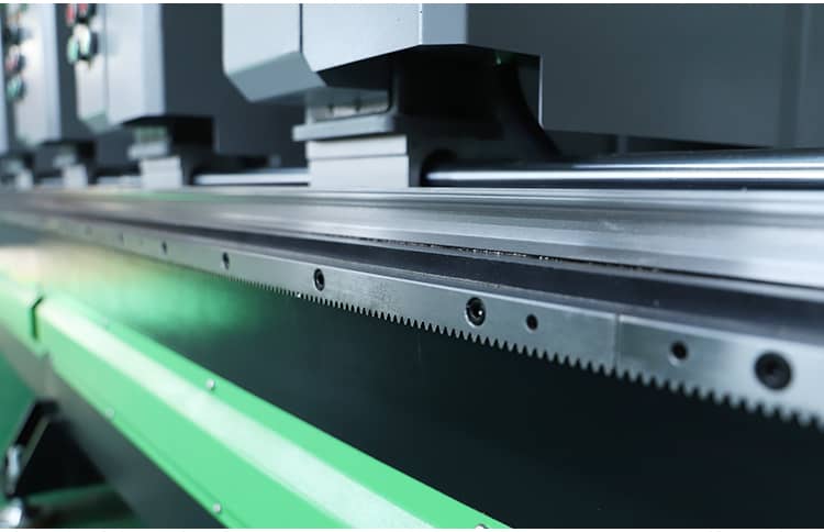 Macchinatura a fessura in legno massello CNC13