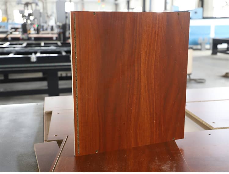 Attrezzature per la produzione di armadietti