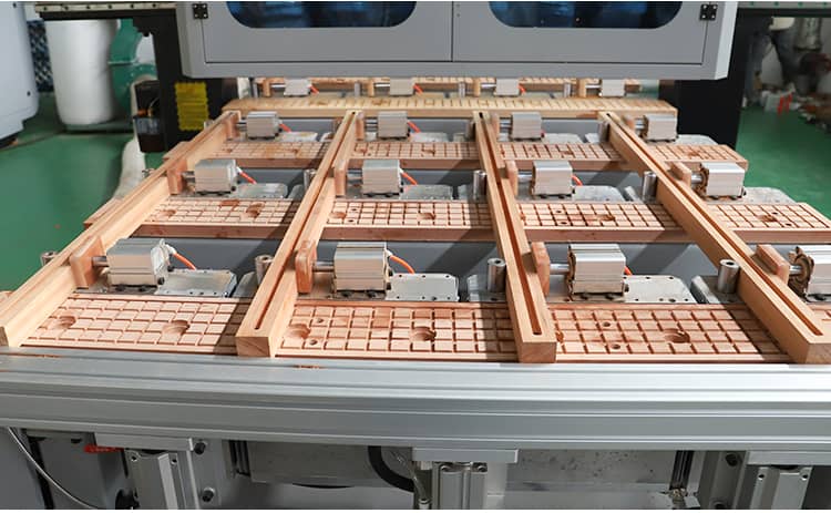 Macchinatura a fessura in legno massiccio CNC23