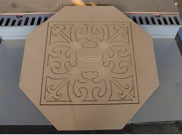 Taglio della lavorazione del legno 3D.