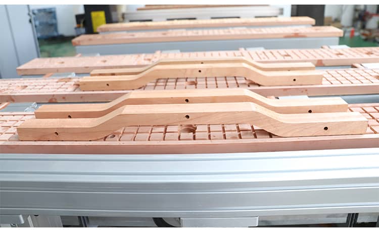 Macchinatura a fessura in legno massiccio CNC24