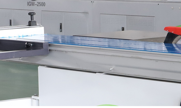 Tavolo scorrevole per sega a pannello